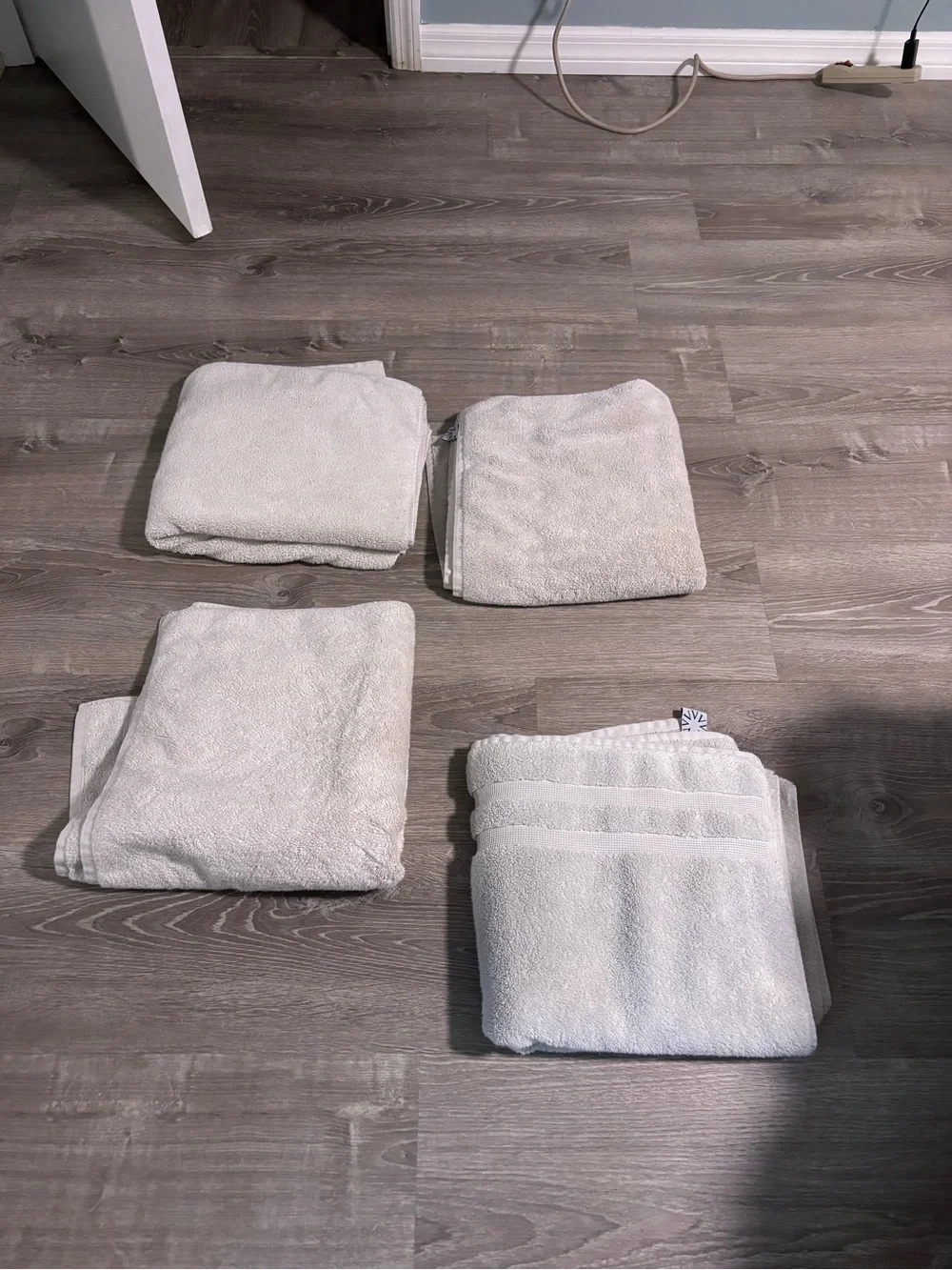 Set of 4 Cream Bath Towels cotton